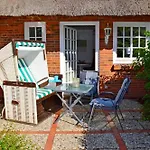 Geschmackvoll Ausgestattete 2-Zimmer-Wohnung Im Eg Eines Typischen Reetdachhauses