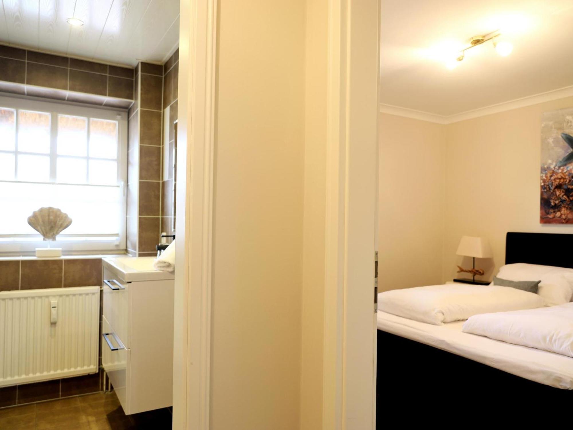 Apartment Geschmackvoll Ausgestattete 2-zimmer-wohnung Im Eg Eines Typischen Reetdachhauses *